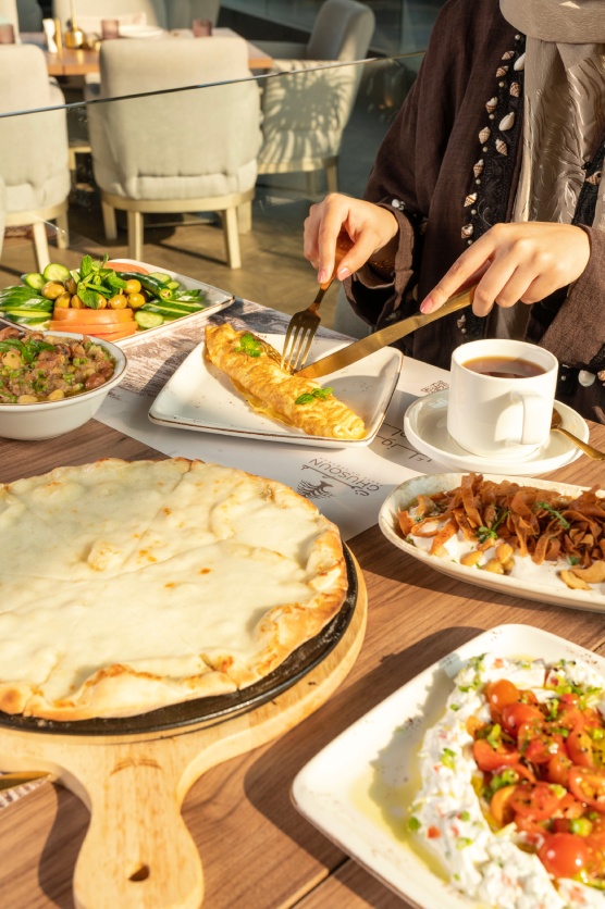 lebanese flatbread with mezze dishes at ghusoun restaurant in jeddah